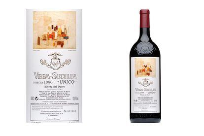 En Vega Sicilia la tradición dicta que el presidente de la bodega compre cada año un cuadro de un pintor español para reproducirlo en la etiqueta de los Magnum Único. La colección de lienzos decora las paredes del palacete de Vega Sicilia. En 1986, la obra fue 'Collage 1956', del pintor abstracto Esteban Vicente.