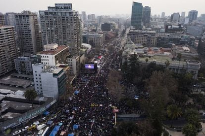 Partidarios de la campaña de 'Apruebo' en un mitin en la avenida Alameda de Santiago, tres días antes del plebiscito en 2022.