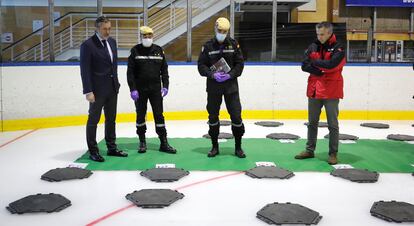 El consejero de Justicia de Madrid, Enrique López (a la izquierda), junto a cargos del 112 y de la UME, el sábado en el Palacio de Hielo de Majadahonda, que se ha convertido en la tercera morgue habilitada de forma excepcional en la Comunidad de Madrid.