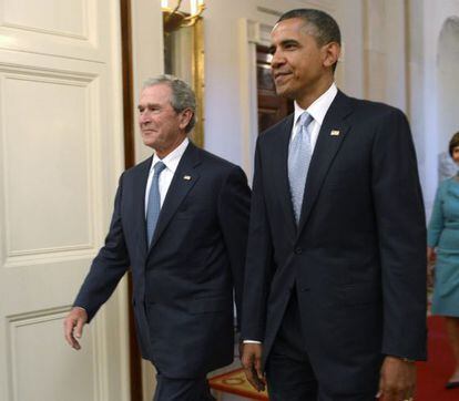 Obama, junto a George Bush, en la Casa Blanca, el jueves.
