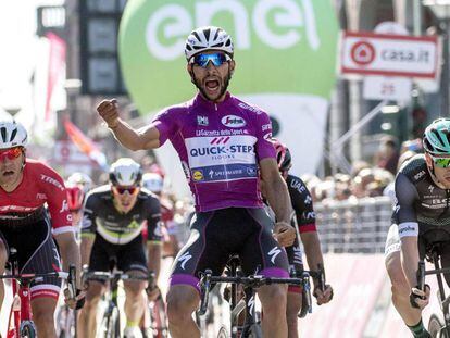 Gaviria, ganando en Tortona la cuarta de sus etapas en el Giro.