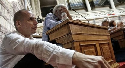 El ministro griego de Finanzas, Yanis Varoufakis, escucha la intervención del primer ministro en el Parlamento.
