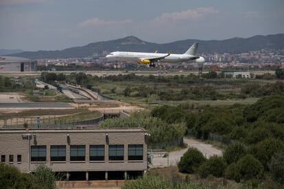 Un avión se aproxima a una de las pistas del aeropuerto de El Prat, el pasado junio.