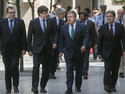 Reuni&oacute;n de la Junta de Seguridad en Barcelona; en el centro Carles Puigdemont (izquierda) y Juan Ignacio Zoido.