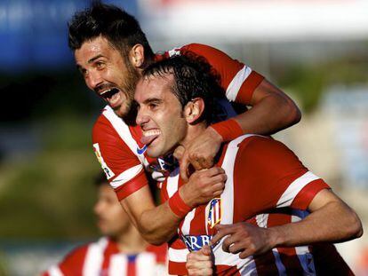 Godín celebra el primer tanto junto a Villa