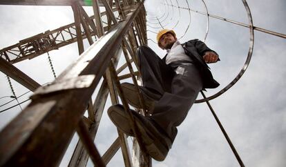 Un trabajador desciende por una escalera de la estación de energía de Kabul, Afganistán.