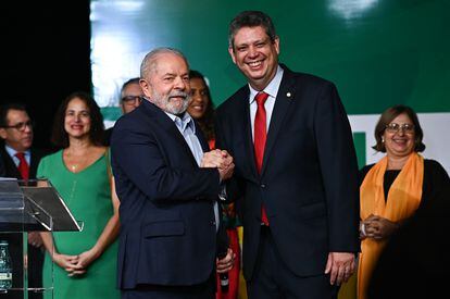 Lula da Silva y Márcio Macedo, durante una conferencia de prensa sobre el informe de la transición, el 22 de diciembre de 2022.