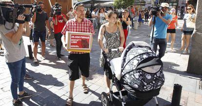 Ignacio Javierre (izquierda) y Mar&iacute;a Hern&aacute;ndez (derecha), padres del ni&ntilde;o al que quieren llamar Lobo.