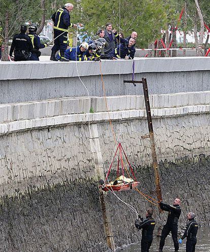 Buzos del cuerpo de bomberos ayudan a recuperar el cadáver de Austin Bice del fondo del río.