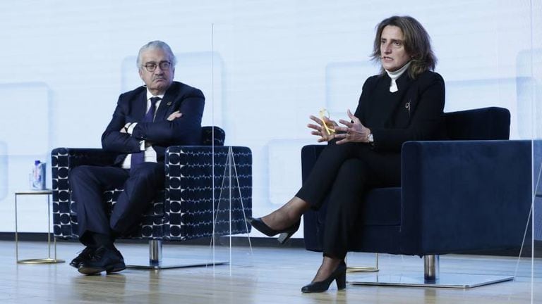El consejero delegado de Endesa, José Bogas, y la ministra de Transición Ecológica y Reto Demográfico, Teresa Ribera, en un evento para inversores en enero.