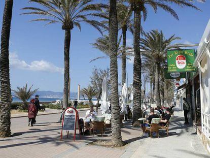 Tursistas en la playa de Palma de Mallorca.
