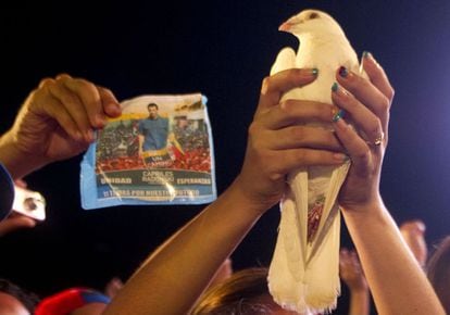 Un seguidor de Henrique Capriles sostiene una paloma durante el acto de cierre de campa&ntilde;a en Barquisimeto este jueves 11 de abril.