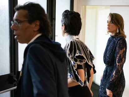 Las actrices Noémie Merlant (en el centro) y Adèle Haene (a la derecha) abandonan la gala tras conocer el galardón a Polanski, este viernes. En vídeo, protestas contra Roman Polanski en la entrada de los César.