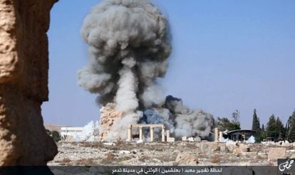 Els militants de l'Estat Islàmic han difós les imatges de l'explosió del temple de Palmira (Síria) el 25 d'agost del 2015. Un resident de la ciutat ha dit que el temple va ser destruït diumenge, un mes després que els terroristes col·loquessin les càrregues explosives. A la part inferior de la foto pot llegir-se en àrab: “El moment de l'explosió del temple pagà a Palmira”.