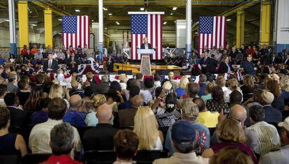 Clinton en la empresa Futuramic Tool & Engineering, en Warren