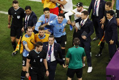 El árbitro Daniel Siebert se marcha del campo a la carrera ante el acoso de los jugadores uruguayos.