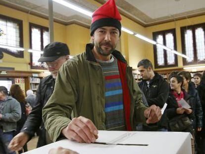 Un ciudadano, con barretina, deposita su papeleta en el Instituto Lluís de Peguera de Manresa (Barcelona)
