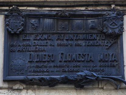 La placa de 1927 que recuerda a Diego Flomesta, que muri&oacute; en las guerras de Marruecos a comienzos del siglo XX. 