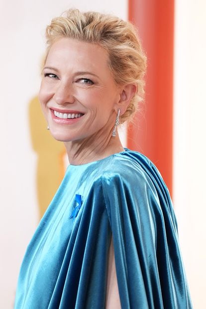 Cate Blanchett completó el look con un recogido despeinado y joyas de Louis Vuitton.