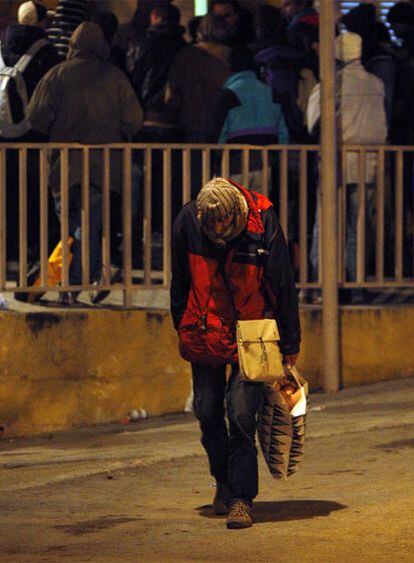 Un grupo de <i>sin techo,</i> el lunes, aguardando a que les asignen una cama en un pabellón.