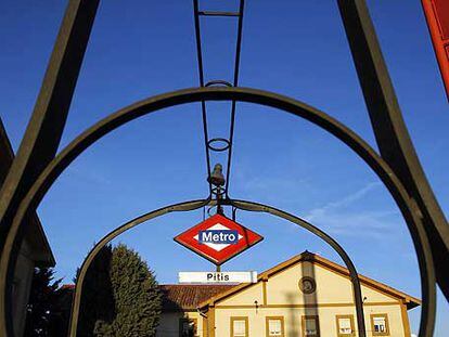 Entrada a la estación de metro de Pitis.