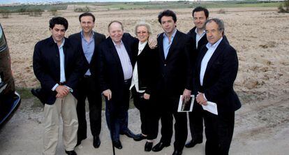 Adelson visita los terrenos de Alcorc&oacute;n en mayo de 2012.