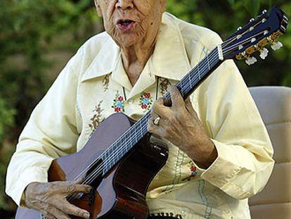 Lalo Guerrero con su inseparable guitarra.