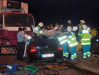 Facultativos del Summa rescatan a las víctimas del accidente de tráfico en Leganés.