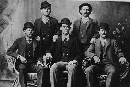 La imagen, sacada en 1900 en Fort Worth (Tejas), retrata al bandido Butch Cassidy (sentado, a la derecha) y su banda. También sentado, pero a la izquierda, aparece su compañero Sundance Kid.