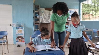 Luz Nellis, junto a sus alumnas de educación básica, en una de las cuatro aulas de la escuela Santa Fe de Icotea, en el departamento de Bolívar (Colombia).