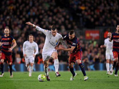 Bale intenta conducir el bal&oacute;n acosado por Alba.