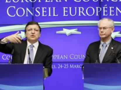 El presidente del Consejo Europeo, Herman Van Rompuy, junto al presidente de la Comisión Europea, José Manuel Durão Barroso