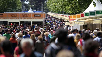 Aspecto del Paseo de Coches del Retiro durante la Feria del Libro de Madrid de 2022.
