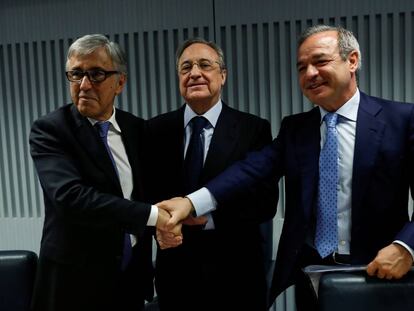 Giovanni Castellucci, (Atlantia) Florentino Perez (ACS) y Marcelino Fernandez (Hochtief), el pasado marzo en Madrid.