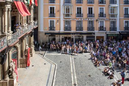 El cantaor Juan Villar y el guitarrista Nono Reyes cantan desde los balcones del Ayuntamiento de Pamplona dentro del Festival Flamenco on Fire en Pamplona.