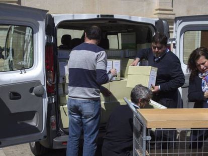 Traslado de archivos a la comisión de investigación del Parlamento sobre los cursos, en Sevilla.