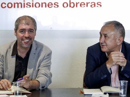 A la izquierda, el secretario general de CC OO, Unai Sordo, junto a su hom&oacute;logo en la UGT, Pepe &Aacute;lvarez