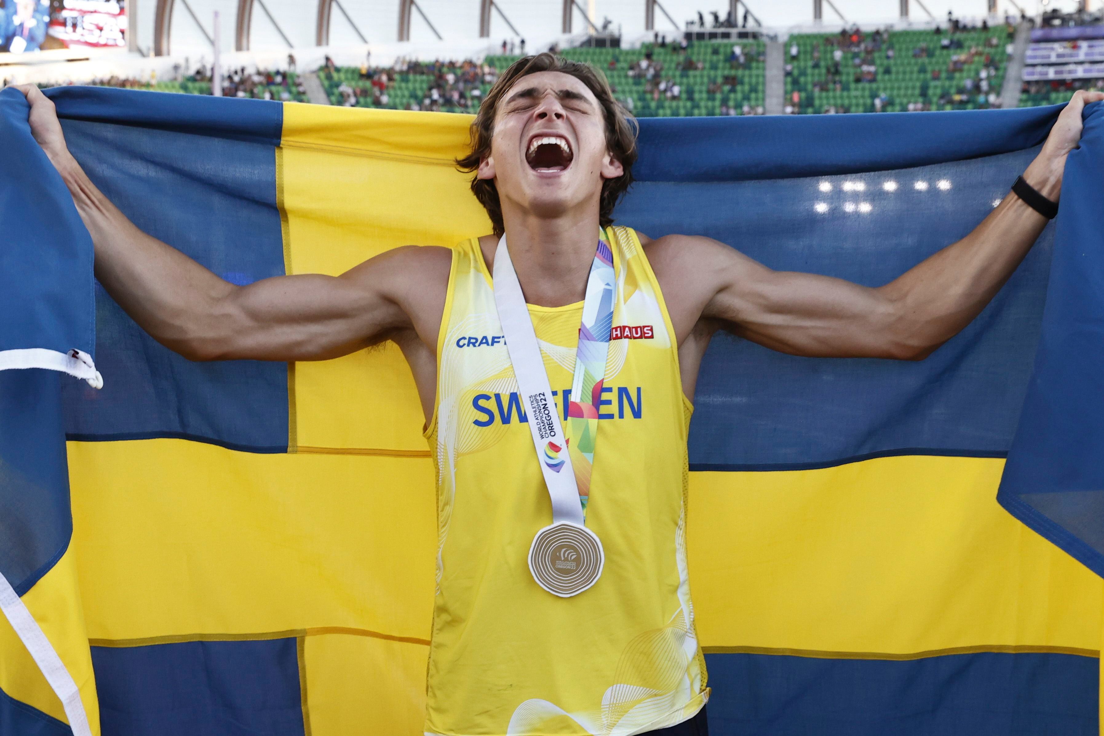 El atleta sueco Armand Duplantis celebra su medalla de oro y establecer un nuevo récord mundial con un salto de 6,21 metros en el Campeonato Mundial de Atletismo Oregon.