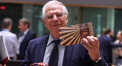 Josep Borrell muestra un obsequio al inicio de la reunión de ministros celebrada este lunes en Bruselas.