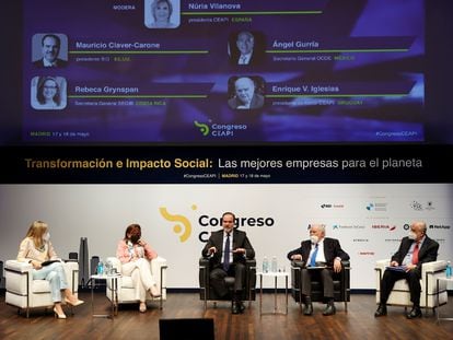 La presidenta de Ceapi, Núria Vilanova; Rebeca Grynspan; Mauricio Claver-Carone; Enrique V. Iglesias, y el secretario general de la OCDE, Angel Gurría, este lunes en Madrid.