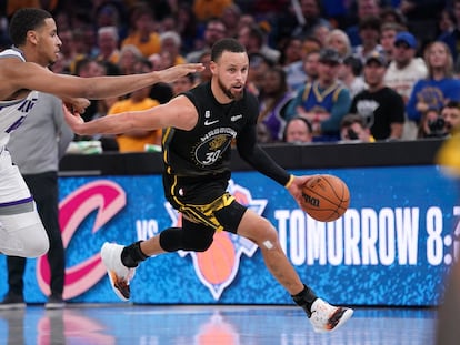 Stephen Curry controla el balón durante el último partido de los Warriors ante los Kings.