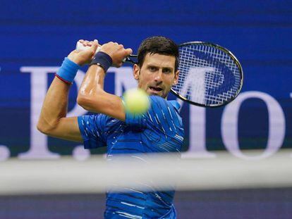 Djokovic golpea de revés durante el partido de octavos contra Wawrinka.