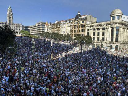 Una multitud se manifiesta en Oporto contra los recortes.