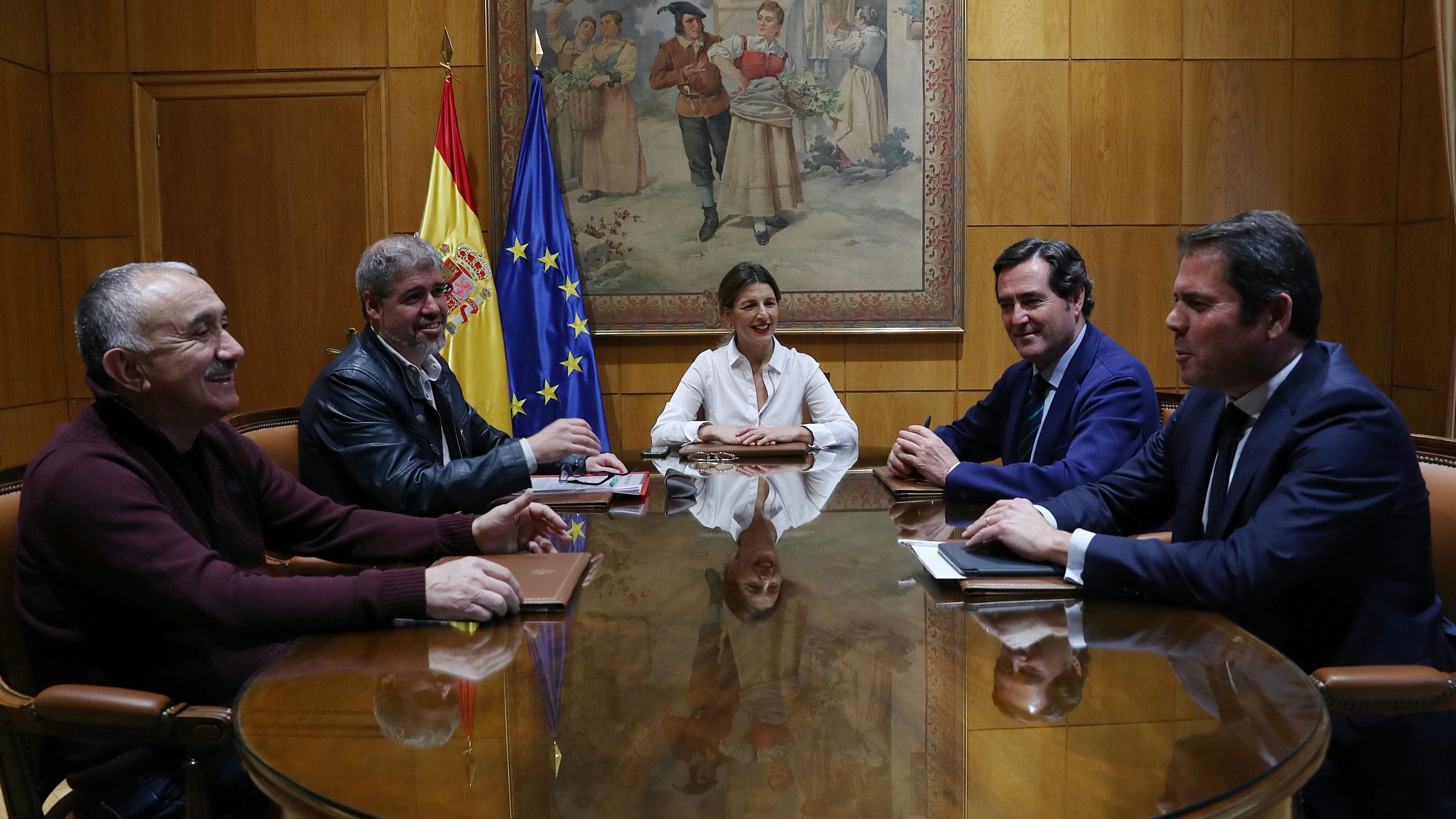 La ministra de Empleo y Economia Social, Yolanda Diaz, junto a Pepe Alvarez, de UGT; Unai Sordo de CCOO; Antonio Garamendi, de CEOE; y Gerardo Cuerva, presidente de CEPYME, en una reunión en enero de 2020.