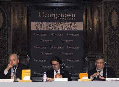 José María Aznar, en el centro, durante la conferencia que dio ayer en la Universidad de Georgetown.