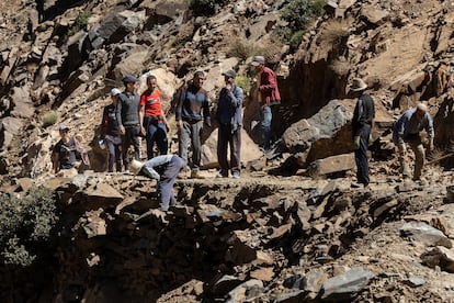 Las rocas que han dejado inservible la pista son usadas por los aldeanos como asiento para rehacer la pista.