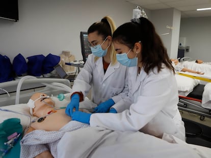 Alumnas en una clase práctica de Enfermería en la Universidad Internacional de Cataluña, el pasado 14 de mayo.