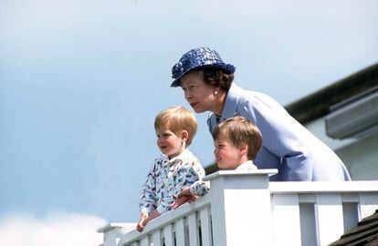 Los partidos de polo suelen ser uno de los escenarios habituales para la familia real británica. En la imagen, Isabel II acompañada de sus nietos, los príncipes Guillermo y Enrique, en 1987.