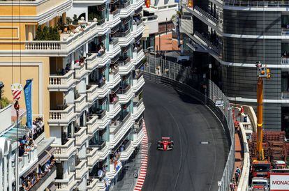 El público observa el paso del piloto Sebastian Vettel por el circuito.