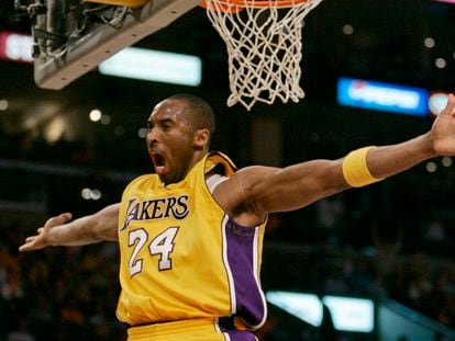 Kobe Bryant celebra un tanto para Los Angeles Lakers en abril de 2007.